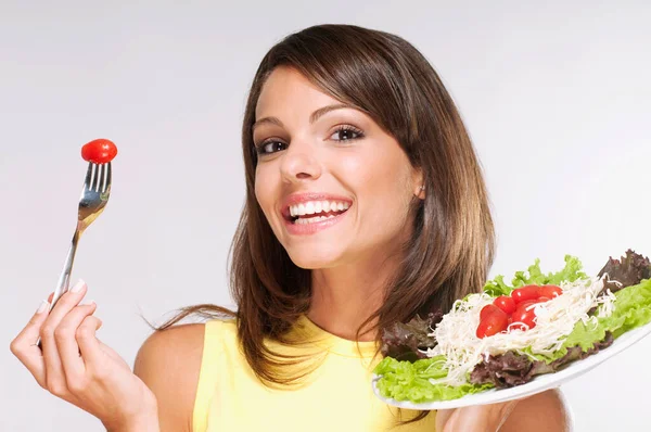 Mujer Joven Comiendo Ensalada Con Verduras — Foto de Stock