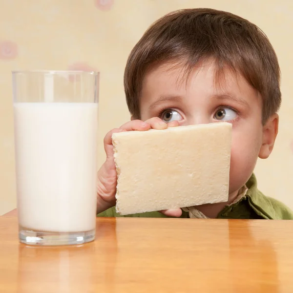 Kleiner Junge Der Milch Auf Weißem Hintergrund Isst — Stockfoto