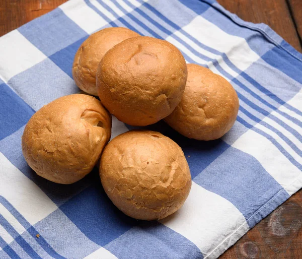 Assado Volta Pequenos Pães Uma Mesa Madeira Marrom Close — Fotografia de Stock