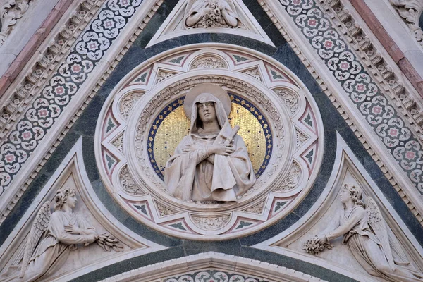 Madonna Addolorata Sorretta Angeli Che Portano Fiori Portale Della Cattedrale — Foto Stock