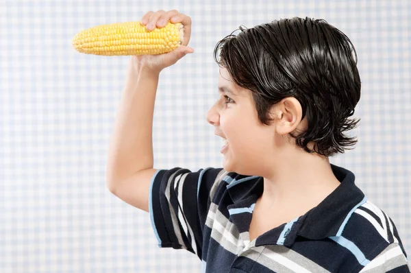 Молода Людина Їсть Кукурудзу — стокове фото