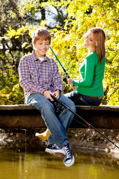 Jonge Vrouw Haar Zoon Vissen Rivier — Stockfoto