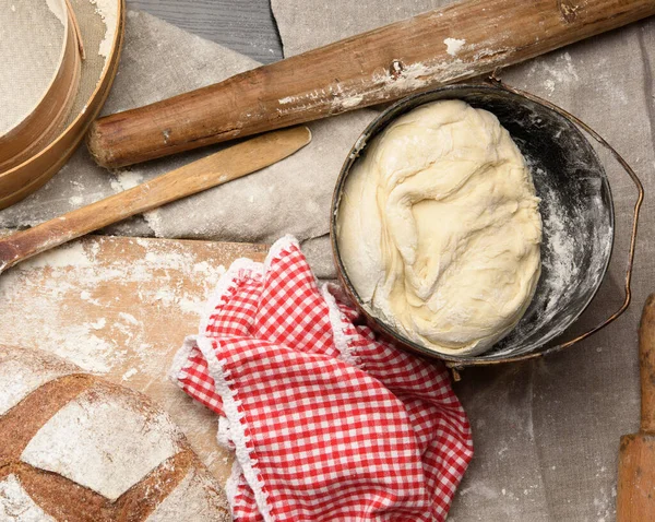 Bakad Limpa Bröd Bordet Och Ingredienser Köksredskap Ligger Närheten Ovanifrån — Stockfoto