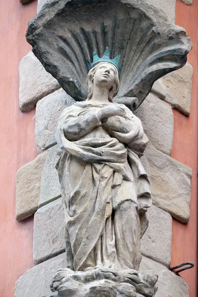 Estátua Virgem Maria Fachada Casa Bolonha Itália — Fotografia de Stock