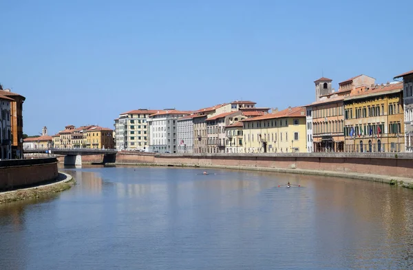 Река Арно Плывущая Через Средневековый Город Пиза Италии — стоковое фото