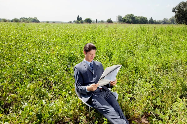 Jovem Com Laptop Campo — Fotografia de Stock