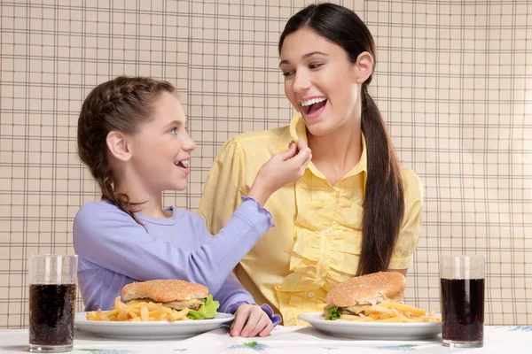 Jovem Mulher Com Sua Filha Comer Croissant — Fotografia de Stock