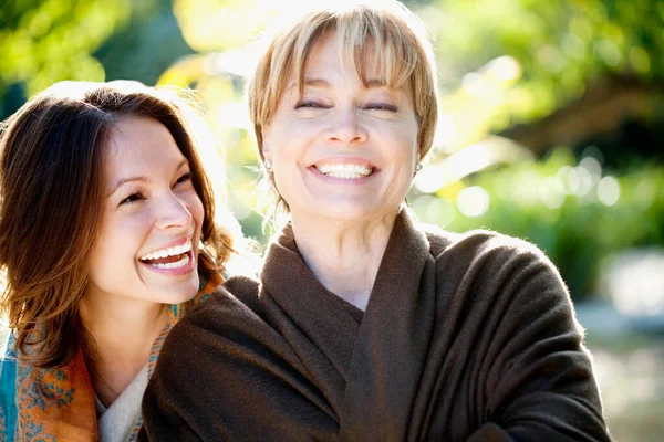 Portrait Deux Jeunes Femmes Heureuses Dans Parc — Photo