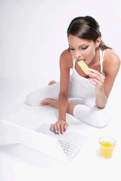 Junge Frau Mit Einer Tasse Tee Und Saft — Stockfoto