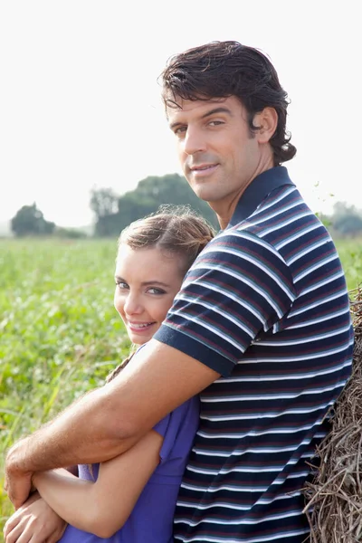 Retrato Una Pareja Joven Con Una Mochila —  Fotos de Stock