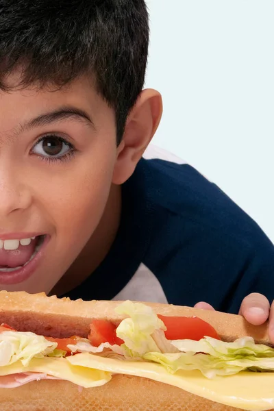 Niño Comiendo Pizza Con Pimiento Rojo —  Fotos de Stock