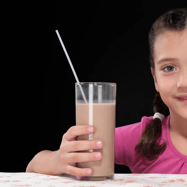 Kleines Mädchen Das Milch Auf Schwarzem Hintergrund Trinkt — Stockfoto