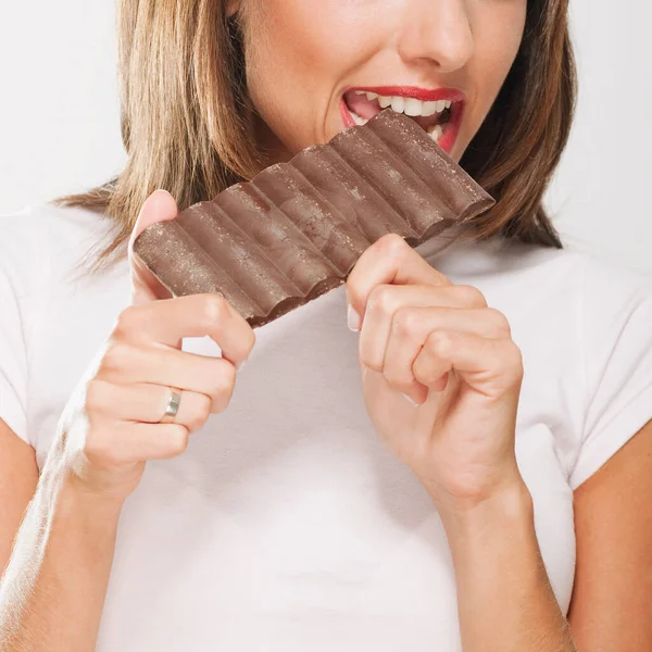Giovane Donna Mangiare Barretta Cioccolato — Foto Stock