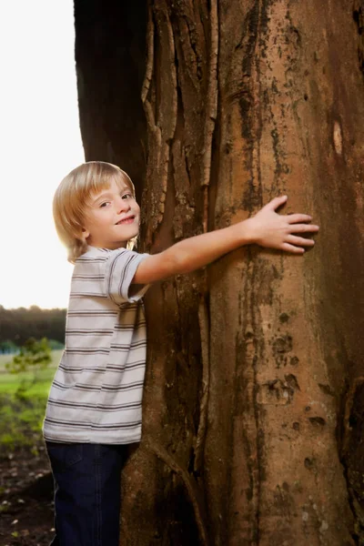 Μικρό Αγόρι Ένα Πράσινο Δάσος — Φωτογραφία Αρχείου