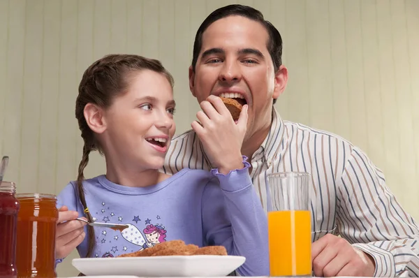 若いカップルが家で朝食を食べ — ストック写真