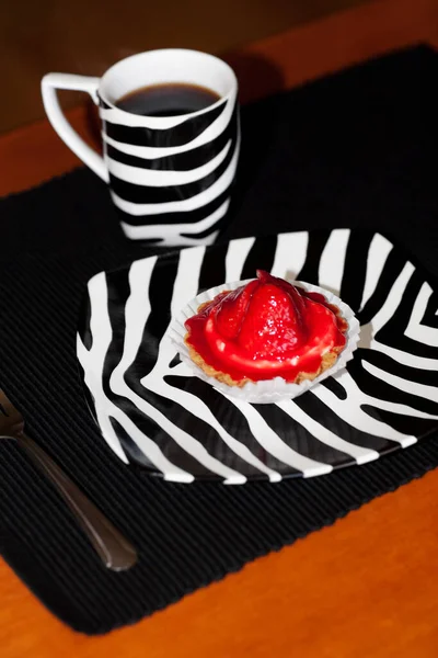 Tasse Kaffee Mit Schokolade Und Erdbeere Auf Schwarzem Hintergrund — Stockfoto