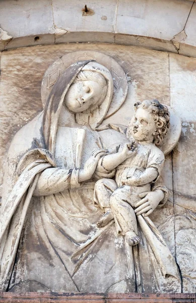 Bassorilievo Raffigurante Vergine Con Gesù Bambino Cattedrale Martino Lucca — Foto Stock