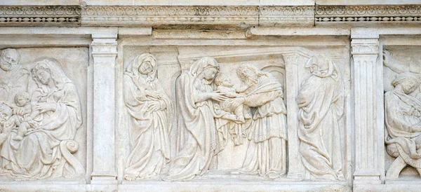 在意大利博洛尼亚San Petronio大教堂中央门的演讲 — 图库照片