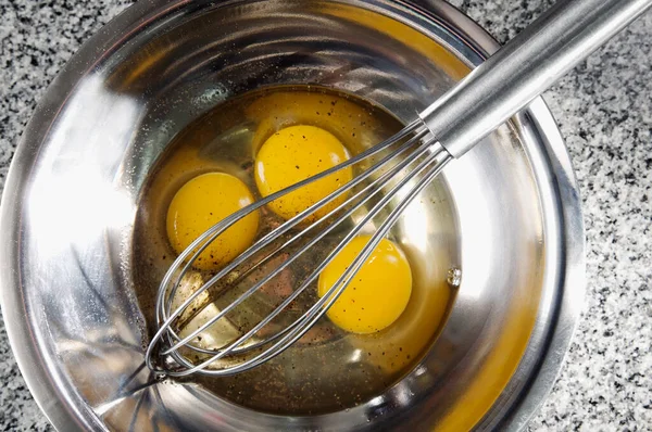 Beyaz Arka Planda Tavada Yumurta Pişirmek — Stok fotoğraf