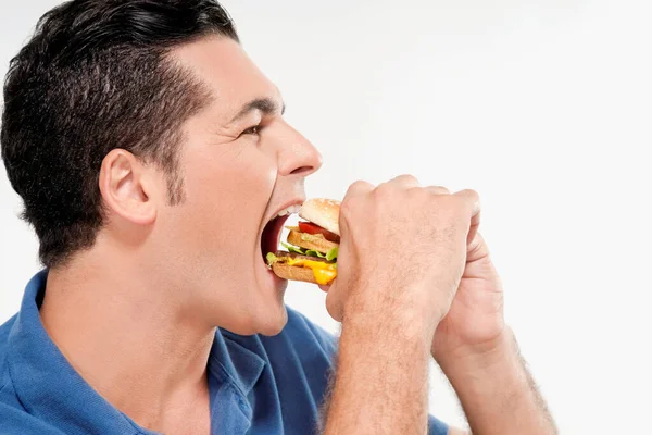 Человек Ест Бургер Гамбургером — стоковое фото