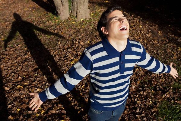 Giovane Ragazzo Con Uno Zaino Sullo Sfondo Della Foresta Autunnale — Foto Stock