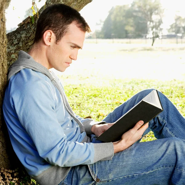 Mladý Muž Čtení Knihy Parku — Stock fotografie