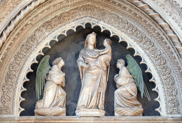 Virgin Child Two Angels Portal Side Wall Cattedrale Santa Maria — Stock Photo, Image