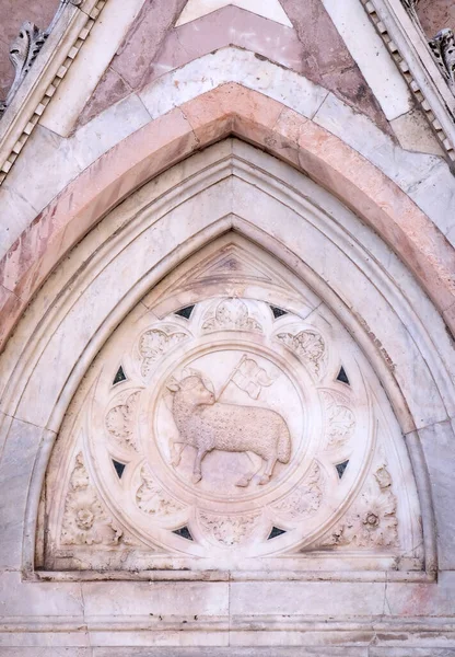 Agnus Dei Mit Einer Christlichen Fahne Portal Der Kathedrale Santa — Stockfoto