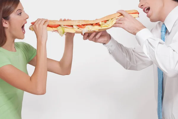 Jovem Casal Comendo Pizza Cozinha — Fotografia de Stock