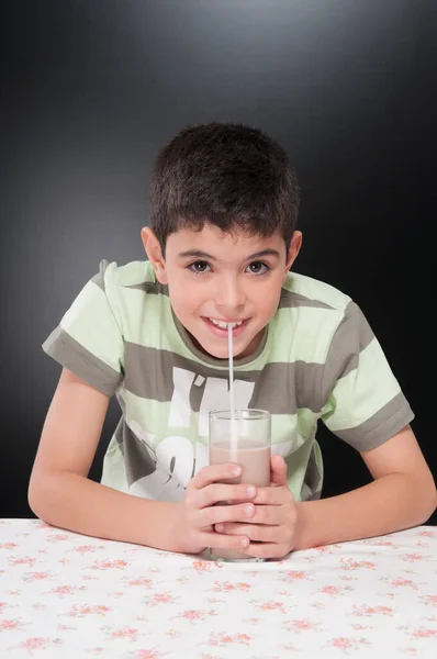 Niño Con Vaso Leche Una Botella Jugo —  Fotos de Stock