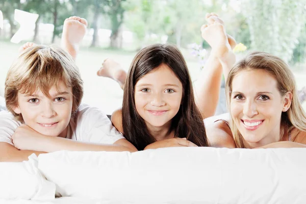 Portrait Happy Family Lying Bed Home — Stock Photo, Image