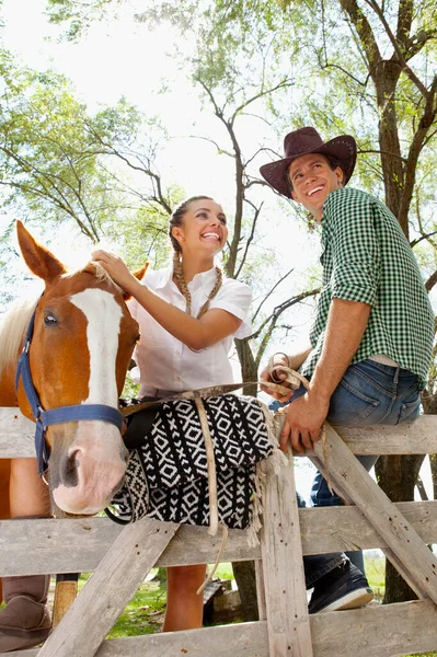 農場で馬を飼っている若い女性が — ストック写真