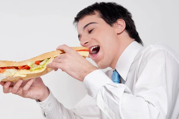 Man Die Pizza Eet Met Vlees Groenten — Stockfoto