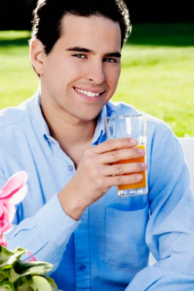 Portrét Mladého Muže Sklenicí Piva — Stock fotografie