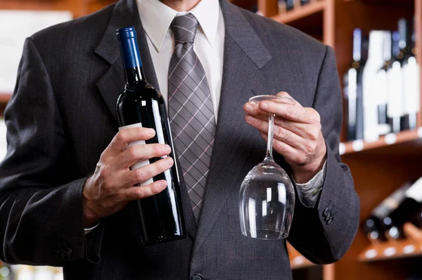 Człowiek Butelką Wina Restauracji — Zdjęcie stockowe