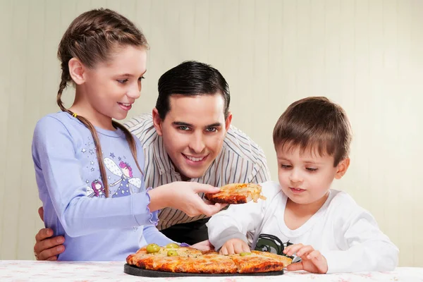 Gelukkig Familie Eten Pizza Samen Thuis — Stockfoto