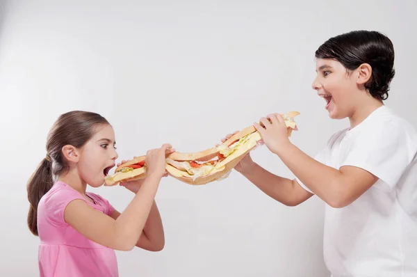 Dos Niñas Comiendo Pizza Con Hija Sobre Fondo Blanco —  Fotos de Stock