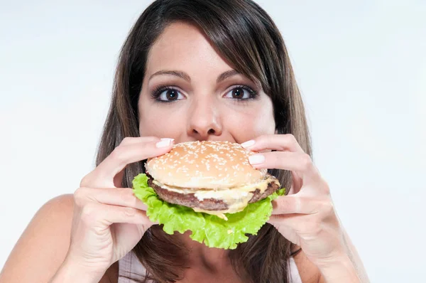 Femeie Frumoasă Tânără Burger Hamburger Fundal Alb — Fotografie, imagine de stoc