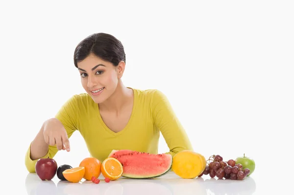 Ung Kvinna Med Frukt Och Grönsaker — Stockfoto