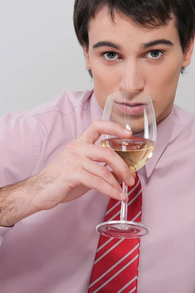 Άνθρωπος Πίνει Ένα Ποτήρι Κρασί — Φωτογραφία Αρχείου