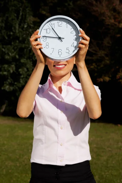 Jeune Femme Avec Horloge Sur Fond Herbe Verte — Photo