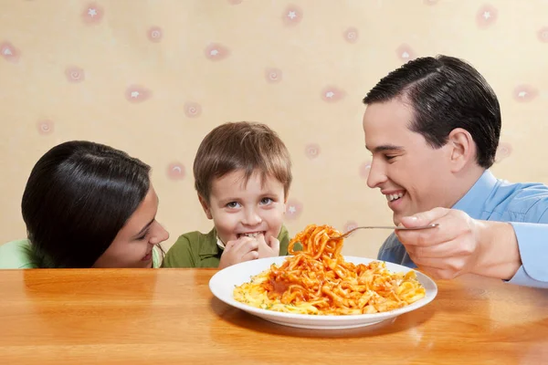 Family Eating Food Kitchen — Stock Photo, Image