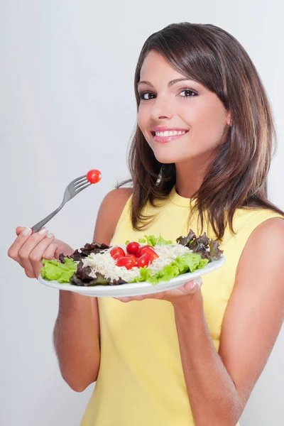 Hermosa Mujer Joven Comiendo Ensalada Con Verduras — Foto de Stock