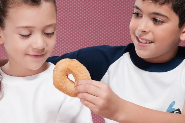 Twee Kleine Kinderen Die Thuis Donuts Eten — Stockfoto