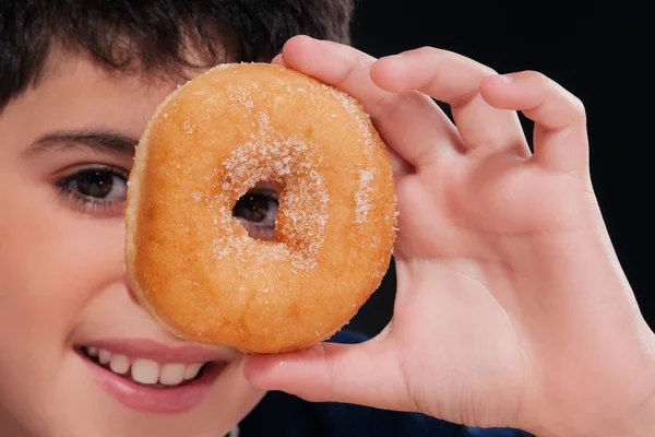 Close Uma Jovem Segurando Donut — Fotografia de Stock