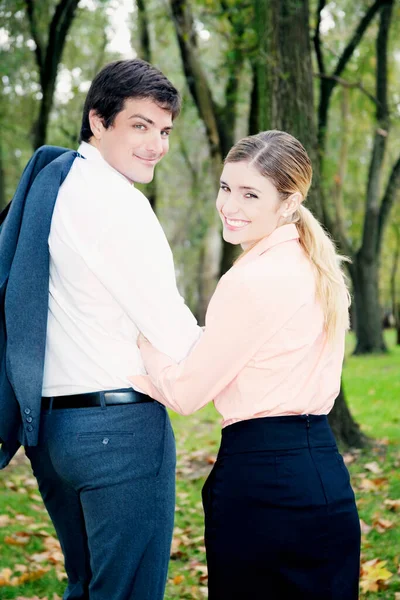 Jovem Casal Apaixonado Abraçando Beijando — Fotografia de Stock