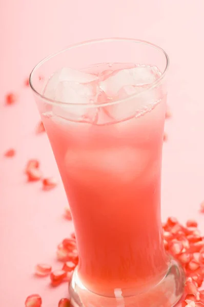 Copa Vino Tinto Con Cubitos Hielo Sobre Fondo Rosa — Foto de Stock