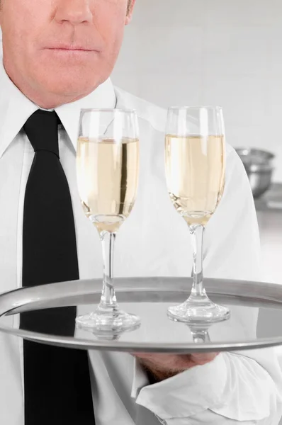 Kelner Trzymający Kieliszek Wina Białe Tło — Zdjęcie stockowe