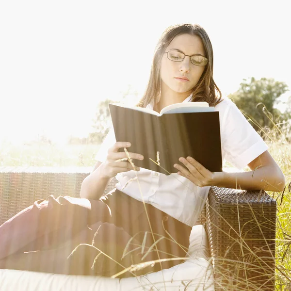 Junge Frau Liest Buch Park — Stockfoto