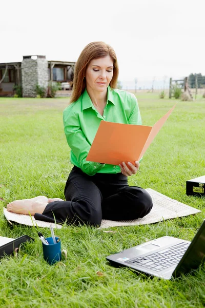 Giovane Donna Seduta Sull Erba Lavoro Sul Computer Portatile — Foto Stock